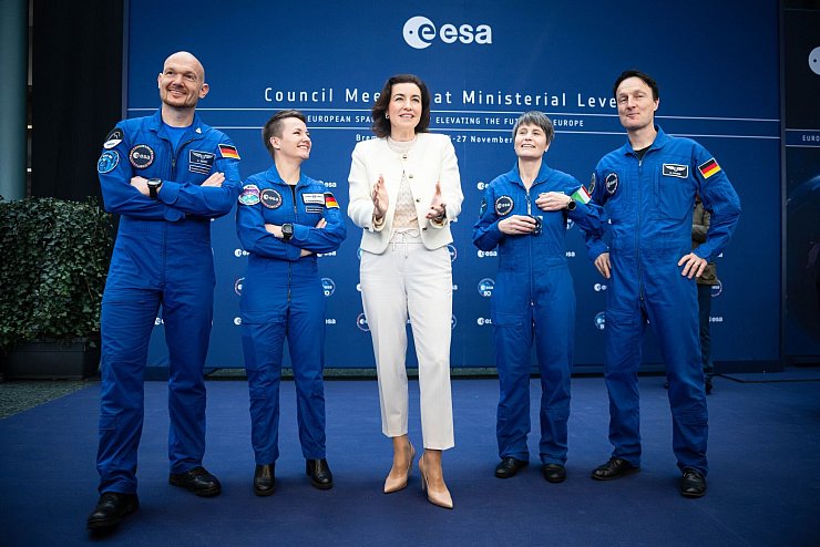 An der Konferenz nehmen rund 500 Menschen teil - darunter auch Astronautinnen und Astronauten. - © Sina Schuldt/dpa