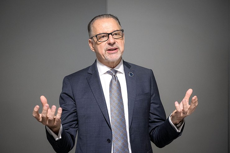 Esa-Chef Josef Aschbacher geht optimistisch in die Verhandlungen. - © Sina Schuldt/dpa