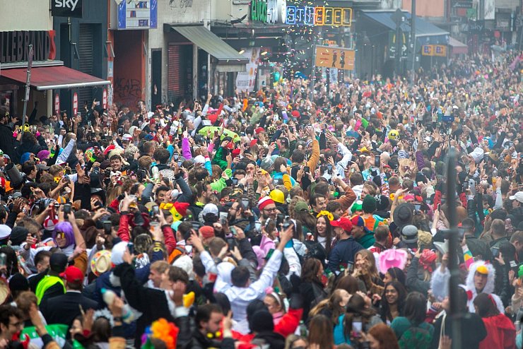 Der Besucherandrang zum 11.11. in Köln ist für die Polizei jedes Jahr eine Herausforderung. (Archivbild) - © Thomas Banneyer/dpa