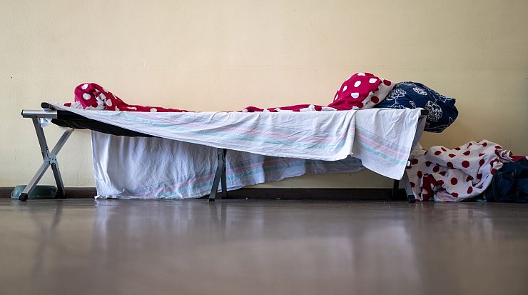 Bett einer Kältehilfe-Notübernachtung in Berlin. (Archivbild) - © dpa