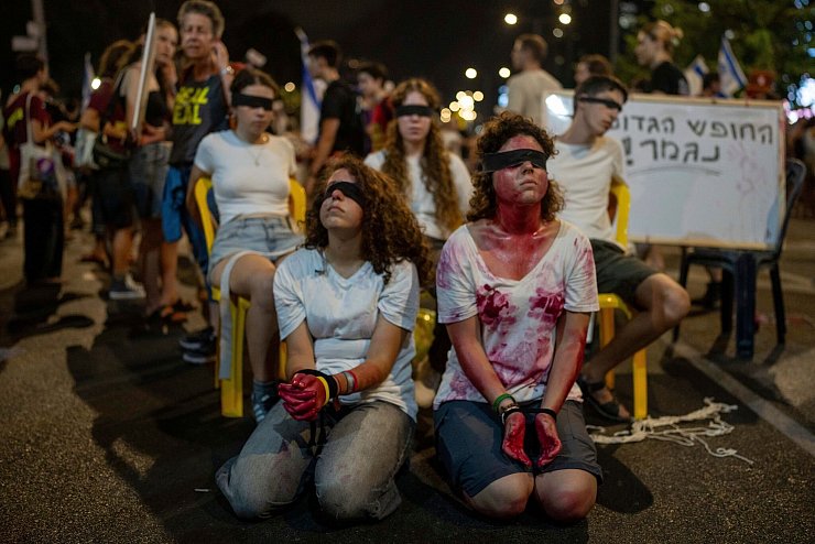 Auf Protestkundgebungen wird Israels Regierungschef Netanjahu vorgeworfen, die Geiseln in Gaza im Stich zu lassen. - © Ohad Zwigenberg/AP/dpa