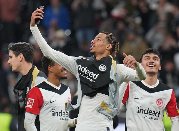 Sieger-Selfie: Eintrachts Hugo Ekitiké feiert den 7:2-Sieg gegen Bochum. - © Thomas Frey/dpa