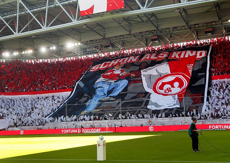 Die Fortuna-Fans zeigten vor dem Spiel stimmungsvolle Choreographien. - © Roland Weihrauch/dpa