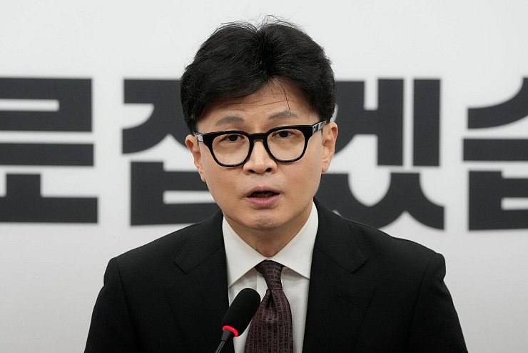 Der Vorsitzende der regierenden Volksmachtpartei Südkoreas, Han Dong-hun, ist zurückgetreten. - © Ahn Young-joon/AP/dpa