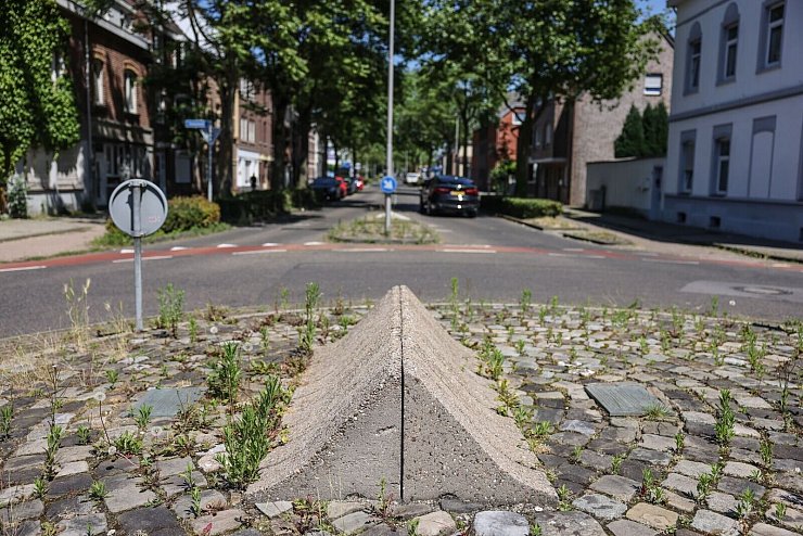 Die Stadt Herzogenrath direkt an der deutsch-niederländischen Grenze sorgt sich mit Blick auf die Grenzkontrollen um die Belastung für die vielen tausend Bürgerinnen und Bürger beider Länder. (Archivfoto) - © Oliver Berg/dpa