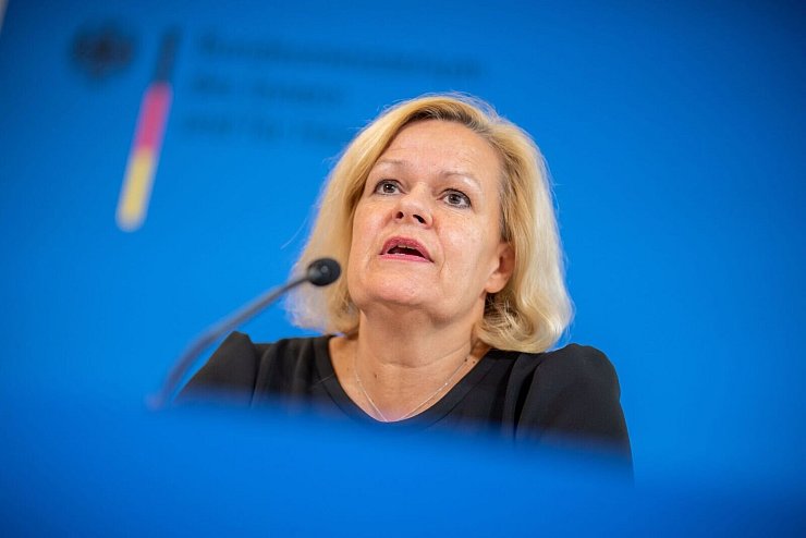 Bundesinnenministerin Nancy Faeser (SPD) hat für zunächst sechs Monate an allen deutschen Landgrenzen Grenzkontrollen angeordnet. (Archivfoto) - © Michael Kappeler/dpa