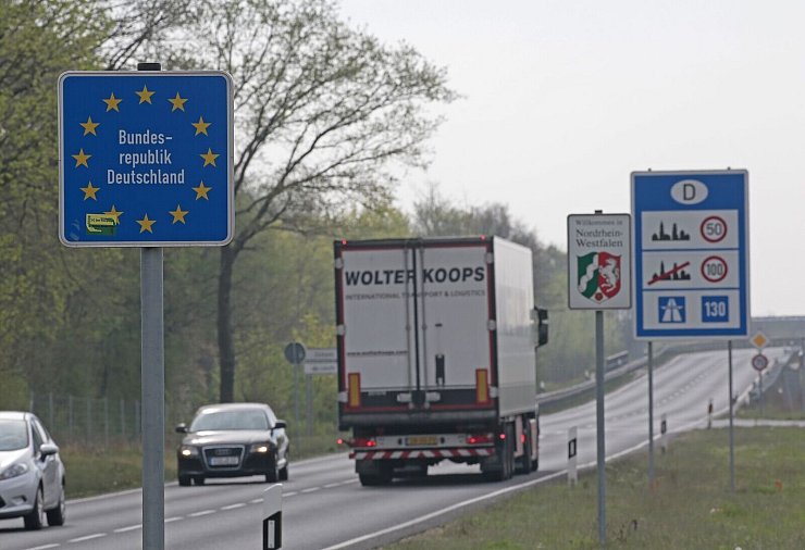 Die Logistikbranche fürchtet wirtschaftliche Folgen durch die Grenzkontrollen, etwa durch Staus und Wartezeiten. (Archivfoto) - © Oliver Berg/dpa