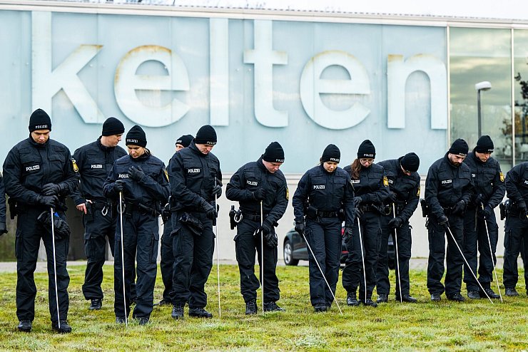 Nach dem Einbruch hatten Polizisten im Umfeld des Museums nach Beweismitteln gesucht. (Archivbild) - © Lennart Preiss/dpa