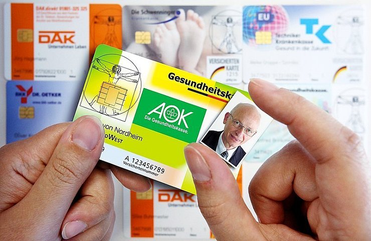 "Die elektronische Gesundheitskarte bietet viele Vorteile": Das sagt Regionaldirektor Bernd von Nordheim. Auch der AOK-Chef wird sein Passfoto, wie auf unserer Montage zu sehen, zur Verfügung stellen. Und er und wirbt dafür bei den Versicherten.