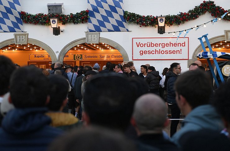 Manche Gäste standen beim Oktoberfest vor verschlossenen Türen. - © Felix Hörhager/dpa