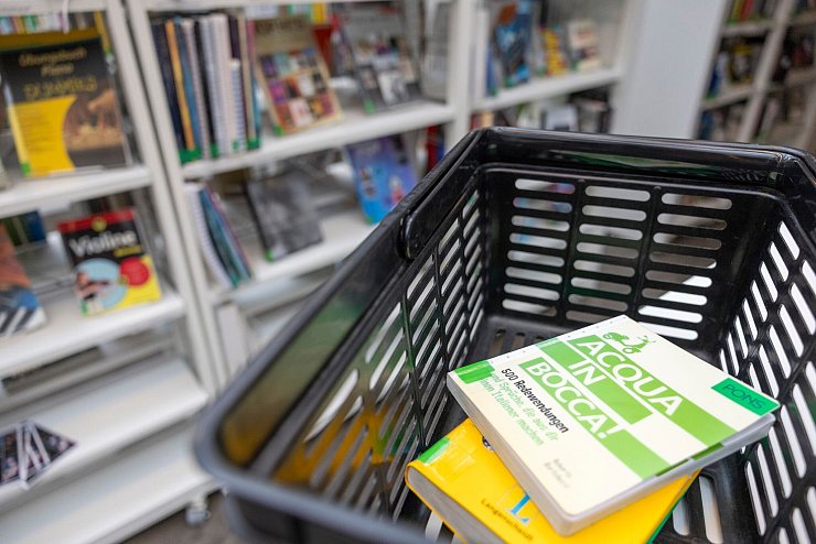 Der Tag der Bibliotheken wird mit Lesungen, Workshops, Führungen und Mitmachaktionen gefeiert. - © Thomas Banneyer/dpa