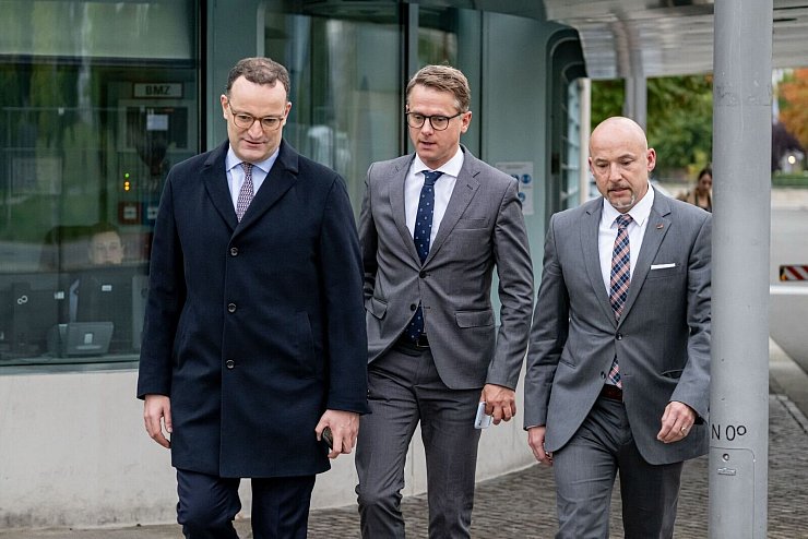 Spitzentrio der Union: Jens Spahn (CDU), Carsten Linnemann (CDU) und Alexander Hoffmann (CSU) schlendern zum Koalitionsausschuss. - © Fabian Sommer/dpa