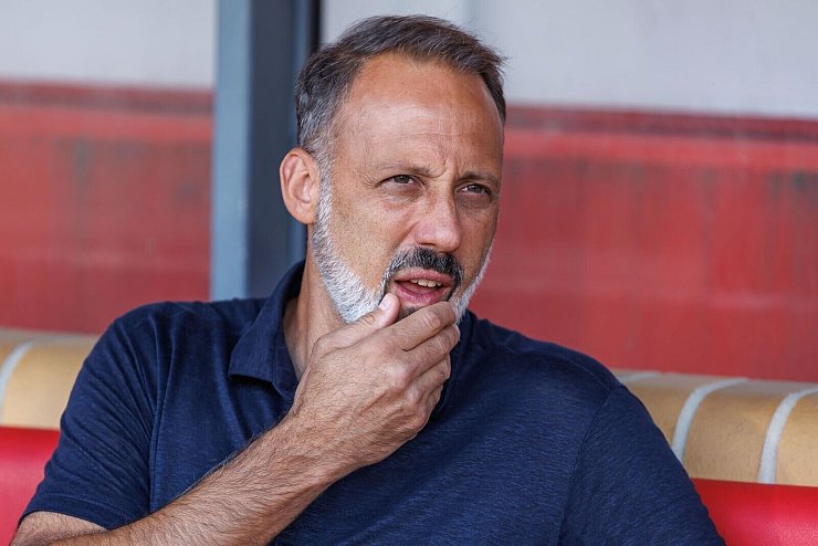 Hoffenheims Trainer Matarazzo sah eine schwache erste Halbzeit seiner Mannschaft. - © Andreas Gora/dpa