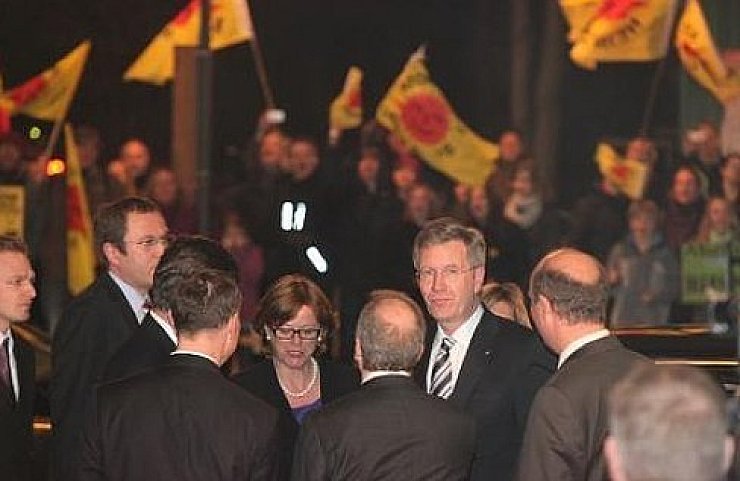 Wulff hört Atomkraftgegnern zu - © Detmold