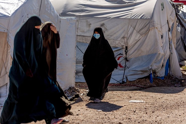 Viele Frauen in den Flüchtlingslagern Al-Hol und Roj in Syrien sind bis heute Anhängerin der Ideologie der Terrormiliz Islamischer Staat (IS) und erziehen auch ihre Kinder entsprechend. - © Baderkhan Ahmad/AP/dpa