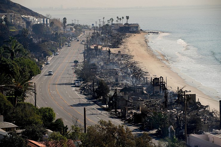 Malibu ist für seine luxuriösen Villen direkt an der Küste bekannt - viele von ihnen sind vollständig niedergebrannt. - © John Locher/AP/dpa
