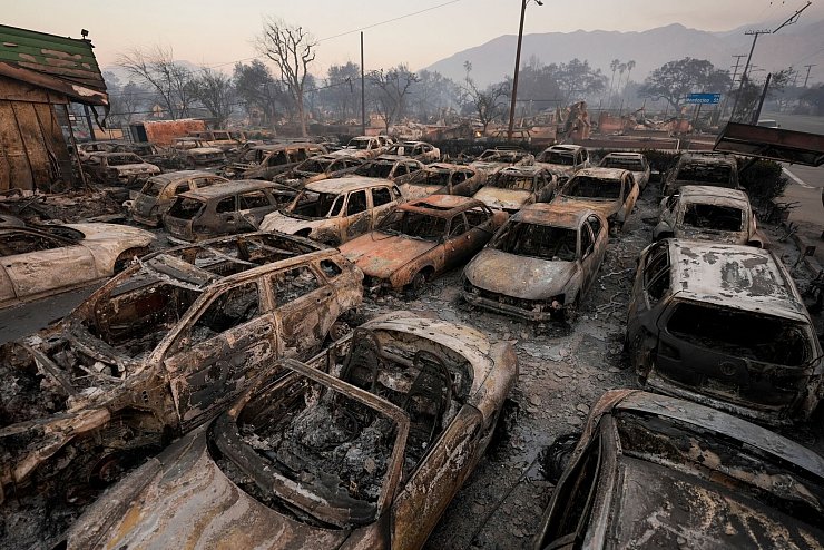 Das verkohlte Inventar eines Autohändlers in Altadena. - © Jae C. Hong/AP/dpa