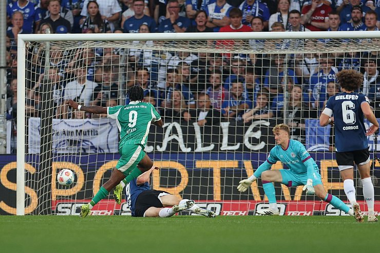Noel Futkeu erzielt das 1:0 für Fürth, Bielefelds Maximilian Großer fälscht noch ab, Torwart Jonas Kersken ist machtlos. - © Friso Gentsch/dpa