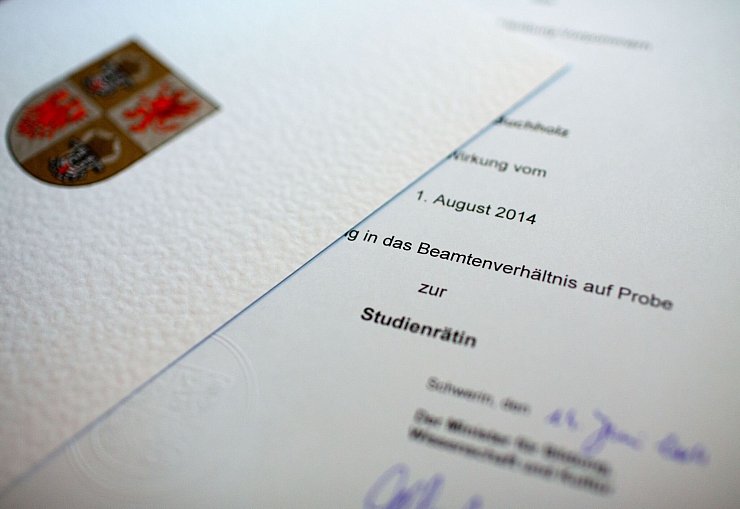 Nach erfolgreicher Probezeit gilt die Verbeamtung in aller Regel auf Lebenszeit. - © Jens Büttner/dpa/dpa-tmn
