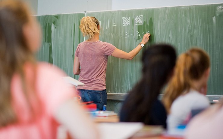 Beamtinnen und Beamte haben in der Regel relativ krisensichere Jobs - zum Beispiel als Lehrerin an einer Schule. - © Julian Stratenschulte/dpa/dpa-tmn