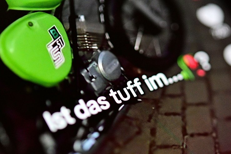 Auch Mopeds der Marke Simson tauchen häufig in den Videos auf. - © Sebastian Gollnow/dpa
