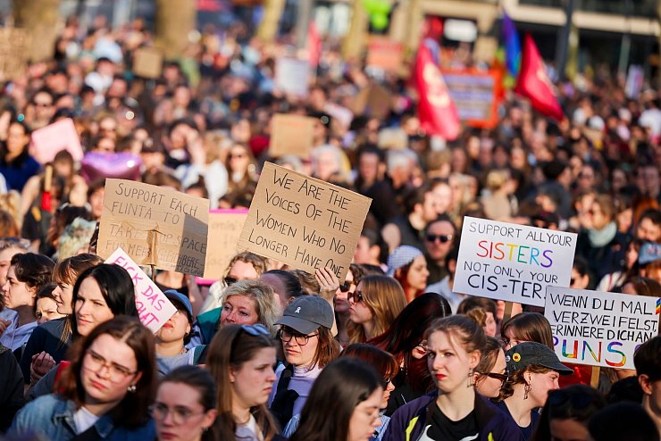 Die Protestierenden hatten Schilder und Plakate dabei. - © Christoph Reichwein/dpa