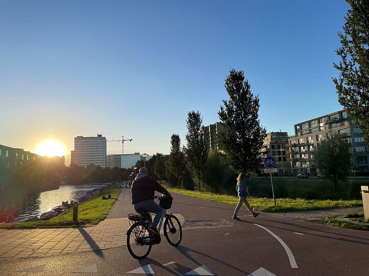 Im Amsterdamer Bezirk Nieuw-West macht das Radfahren besonders viel Spaß - anders als in der dichten Innenstadt. - © Christoph Driessen/dpa-tmn