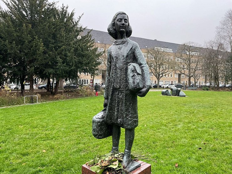 Auf dem Merwedeplein in Amsterdam: die Statue von Anne Frank. - © Christoph Driessen/dpa-tmn