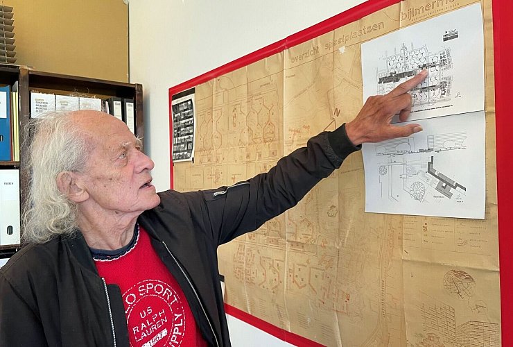 Gründer des «Bijlmer Museums»: Henno Eggenkamp gehört zu den ersten Bewohnern des Viertels. - © Christoph Driessen/dpa-tmn