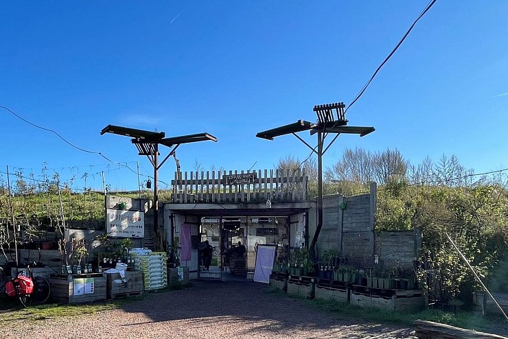 Wie durch eine Höhle in einem begrünten Hang tastet man sich hinein, in den «Fruittuin van West», den Obstgarten des Westens. - © Christoph Driessen/dpa-tmn