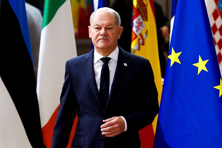 Reagiert zurückhaltend auf den «Siegesplan» des ukrainischen Präsidenten: Bundeskanzler Olaf Scholz. - © Geert Vanden Wijngaert/AP/dpa