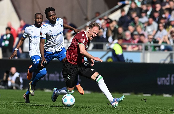 Lange einer der auffälligsten Spieler: Hannovers Havard Nielsen (r) - © Carmen Jaspersen/dpa