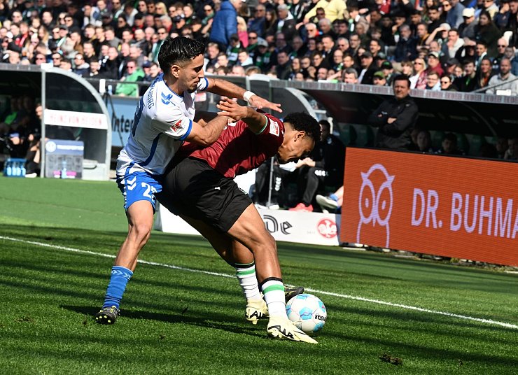 Umkämpftes Spiel: Hannovers Thaddäus Momuluh (r) im Duell gegen Magdeburgs Livan Burcu - © Carmen Jaspersen/dpa