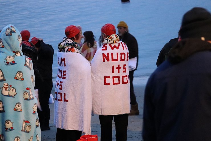 Menschen nehmen am jährlichen Nacktschwimmen zur Wintersonnenwende im tasmanischen Hobart teil. - © Ethan James/AAP/dpa