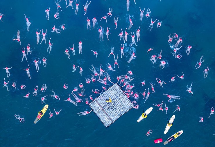 Menschen nehmen am jährlichen Nacktschwimmen zur Wintersonnenwende im tasmanischen Hobart teil. - © Rob Blakers/AAP/dpa