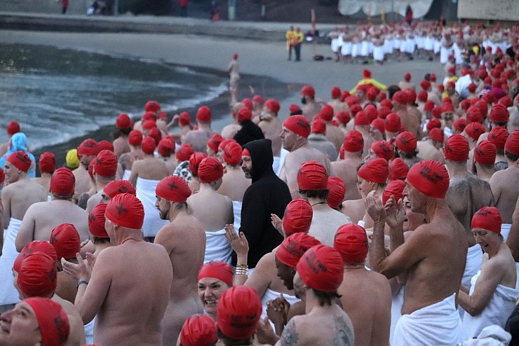 Menschen nehmen am jährlichen Nacktschwimmen zur Wintersonnenwende im tasmanischen Hobart teil. - © Ethan James/AAP/dpa