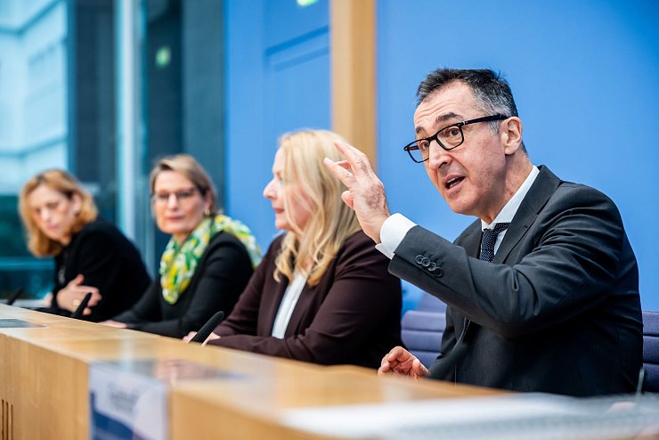 Bundesbildungsminister Özdemir und die Landesministerinnen Streichert-Clivot, Hubig und Prien verkünden die Einigung. - © Michael Kappeler/dpa