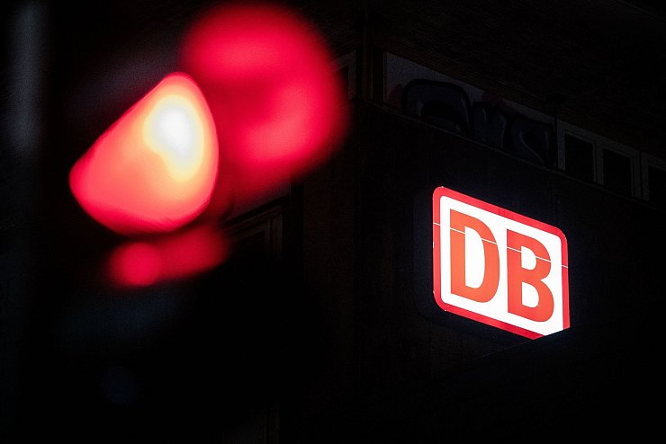 Mit einem neuen Tarifangebot wollte die Deutsche Bahn die GDL wieder an den Verhandlungstisch holen - doch die Gewerkschaft ruft stattdessen zum nächsten Streik auf. - © Fabian Strauch/dpa