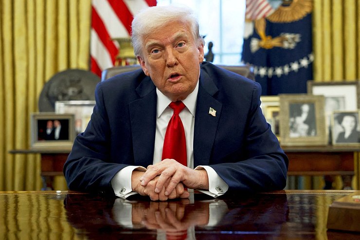 Trump macht eine folgenreiche Zollankündigung. - © -/Pool via AP/dpa
