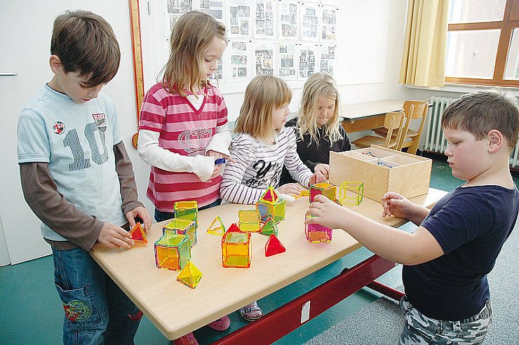 Hier geht es um räumliches Verständnis: Tyler Matschkus, Rebekka Bauer, Lena Künnemeyer, Nele Franzen und Tristan von der Heide (von links) aus der Schuleingangsphase der Grundschule Belle machen sich mit geometrischen Figuren vertraut. - © Brinkmeier