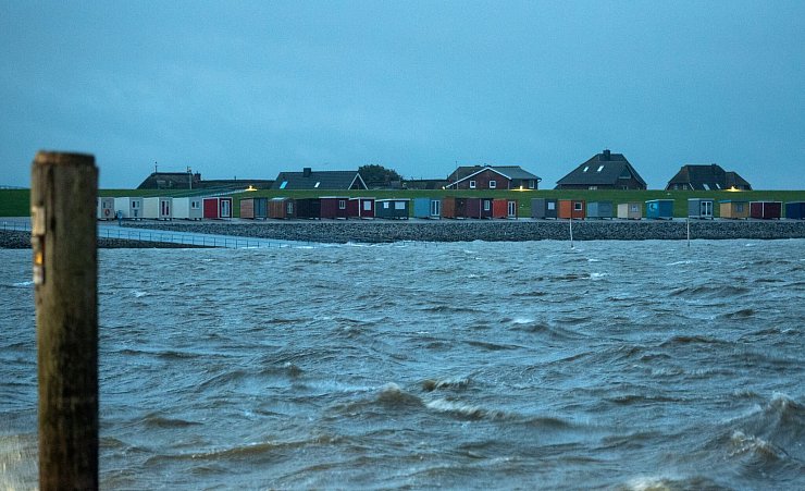 Eine Sturmflut wird an der deutschen Nordseeküste am Montag nicht erwartet. - © Daniel Bockwoldt/dpa/Daniel Bockwoldt