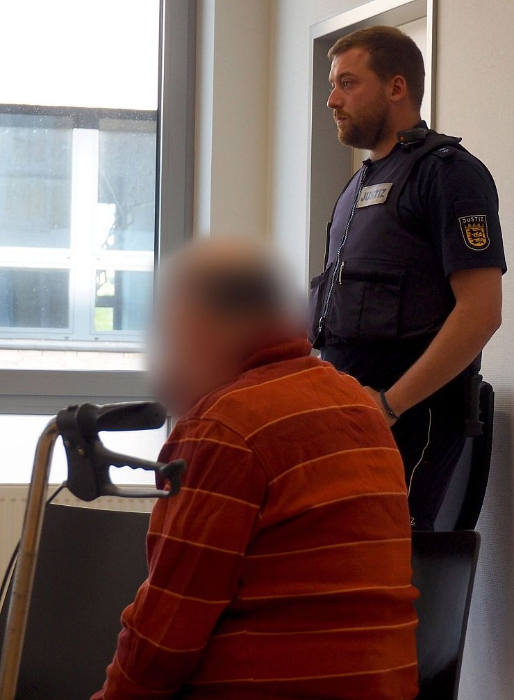 Der Angeklagte nahm laut Gericht die Tötung einer Frau billigend in Kauf. (Archivbild) - © Christian Böhmer/dpa