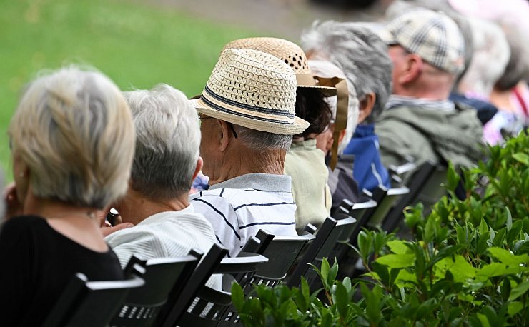 Im Koalitionsvertrag haben CDU, CSU und SPD vereinbart, diese Haltelinie für das Rentenniveau bei 48 Prozent bis 2031 zu verlängern. (Archivbild) - © Arne Dedert/dpa