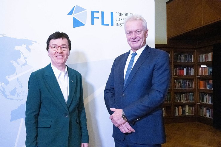 Der Nutzen möglicher Impfungen von Geflügel gegen die Geflügelpest wir unter anderem am Friedrich-Loeffler-Institut (FLI) untersucht. Bundeslandwirtschaftsminister Alois Rainer (CSU) weist auch auf mögliche Probleme hin. - © Stefan Sauer/dpa