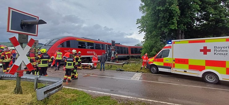 Warum es zu dem Zusammenstoß zwischen einer Regionalbahn und einem Lastwagen kam, war zunächst noch unklar. - © Helmuth Riedl/Zema Medien/dpa