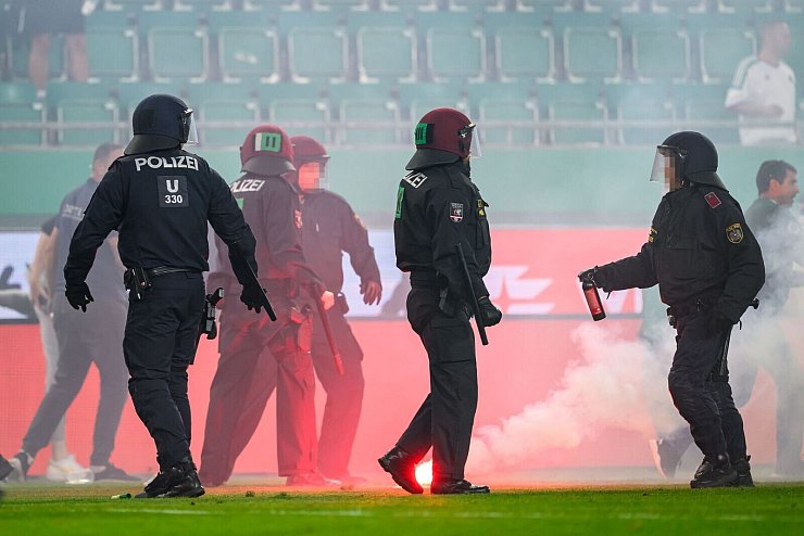 Immer wieder wurden Böller gezündet, die Polizei griff ein. - © Max Slovencik/APA/dpa