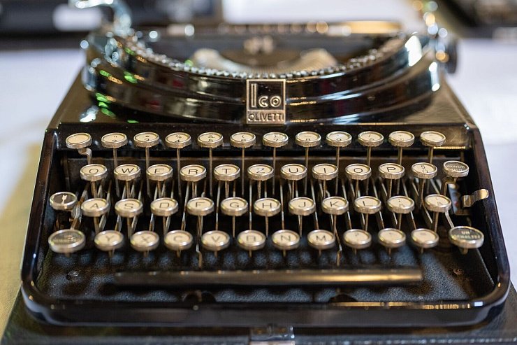 Die Schreibmaschinen-Fans haben auch Kunden im Ausland - © Harald Tittel/dpa