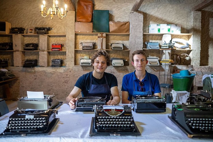 Mehr als 100 alte Schreibmaschinen haben sie gesammelt - © Harald Tittel/dpa