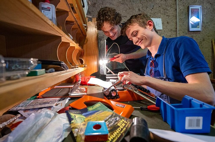 Die beiden Studenten haben sich alles selbst beigebracht - © Harald Tittel/dpa