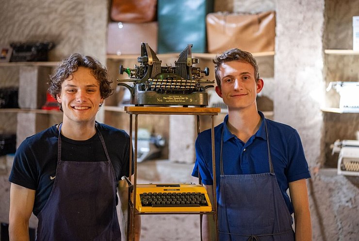 Es gibt nicht mehr viele Stellen, wo man alte Geräte reparieren lassen kann - © Harald Tittel/dpa